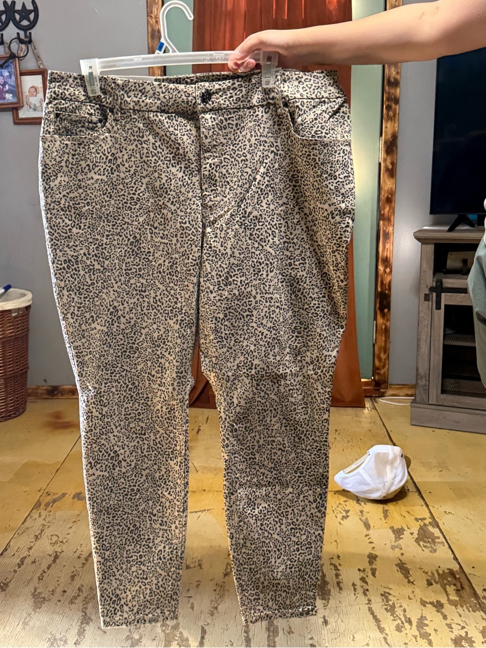 Seven7 Women’s Leopard Skinny Jeans — Beige/Black